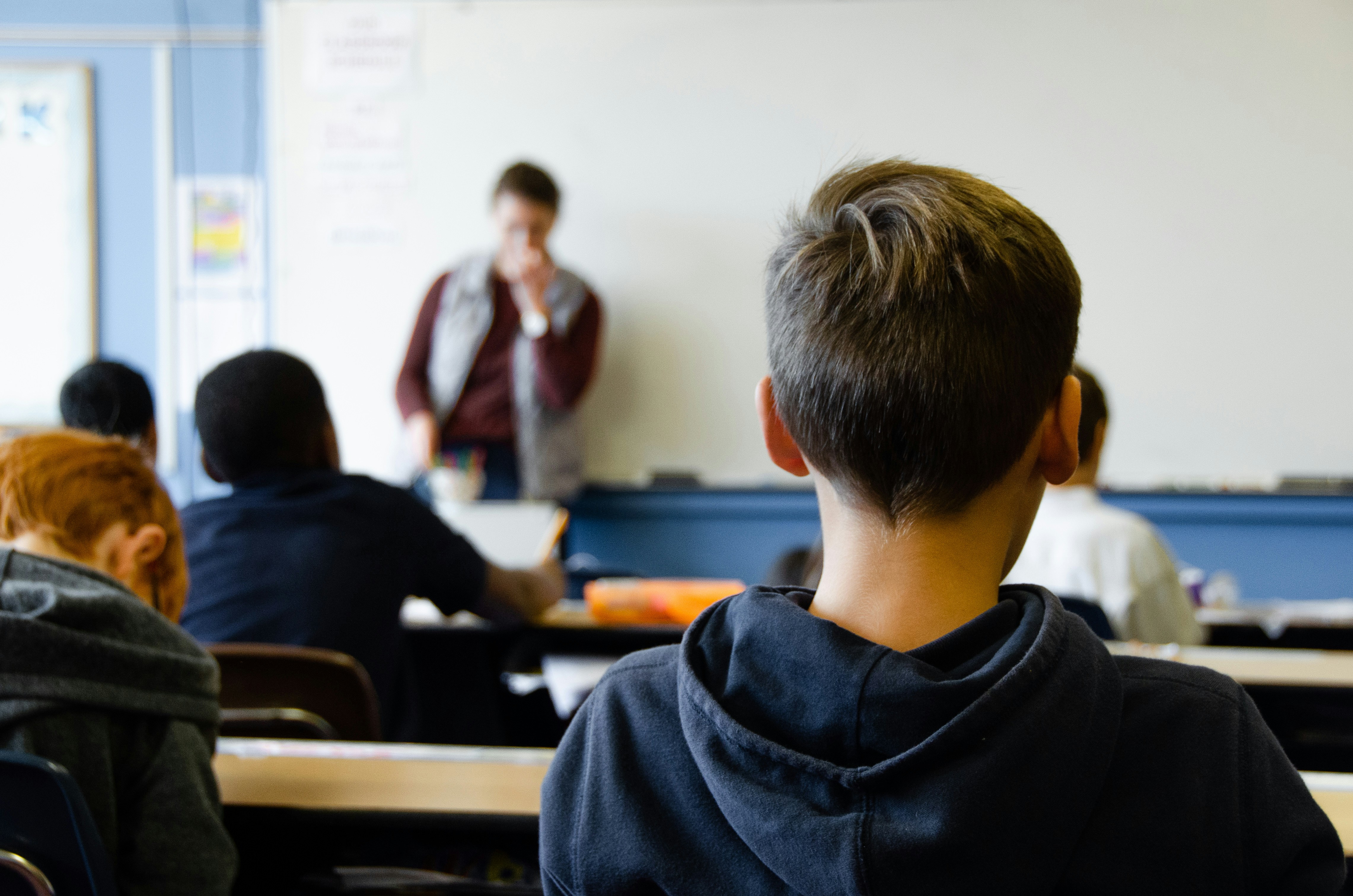 ragazzi spalle scuola.jpg
